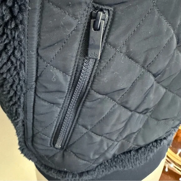 ✨Limited Edition✨ Alo Sherpa Edge Bomber in navy - Picture 7 of 14